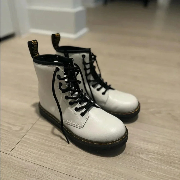 DR MARTENS YOUTH 1460 LEATHER LACE UP BOOTS - Picture 4 of 15